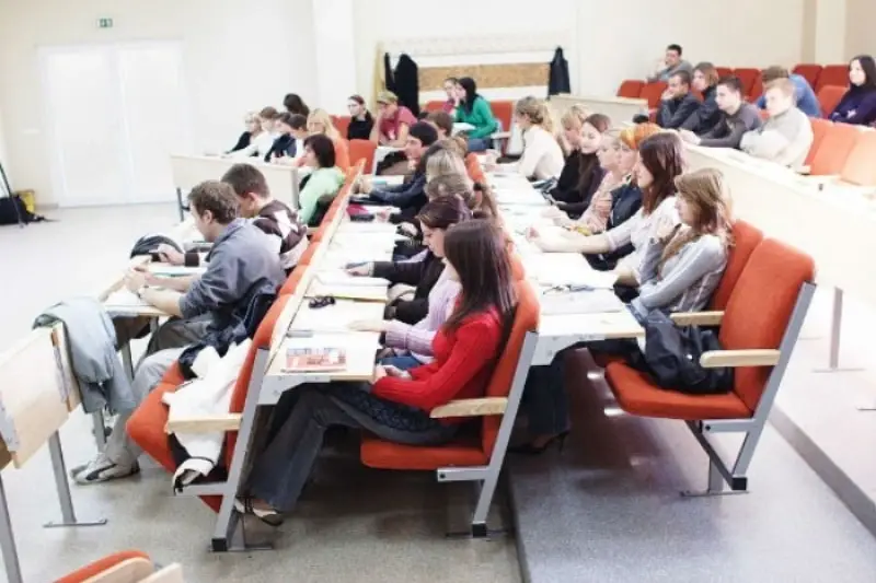 Un aula llena de estudiantes universitarios.