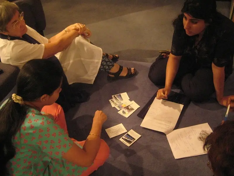 personas jugando sentadas en el suelo