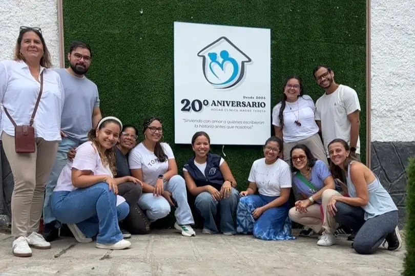 Un grupo de personas en su visita al Hogar Clínica Madre Teresa