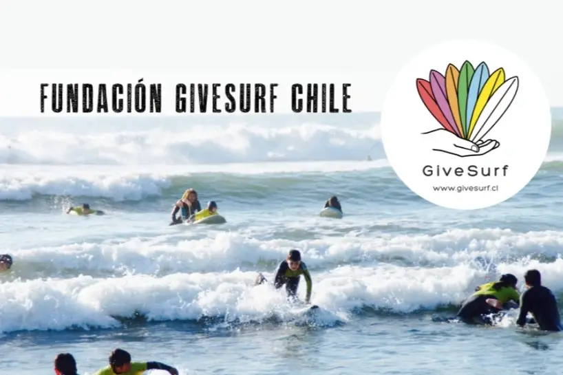 chicos haciendo surf