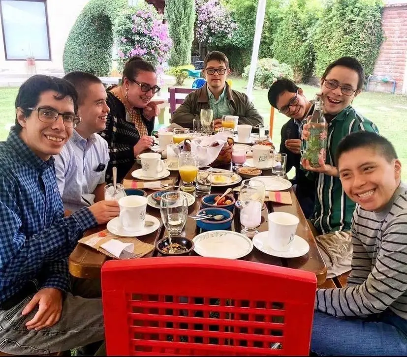 Foto de todos los chicos con habilidades especiales que trabajan en el restaurante