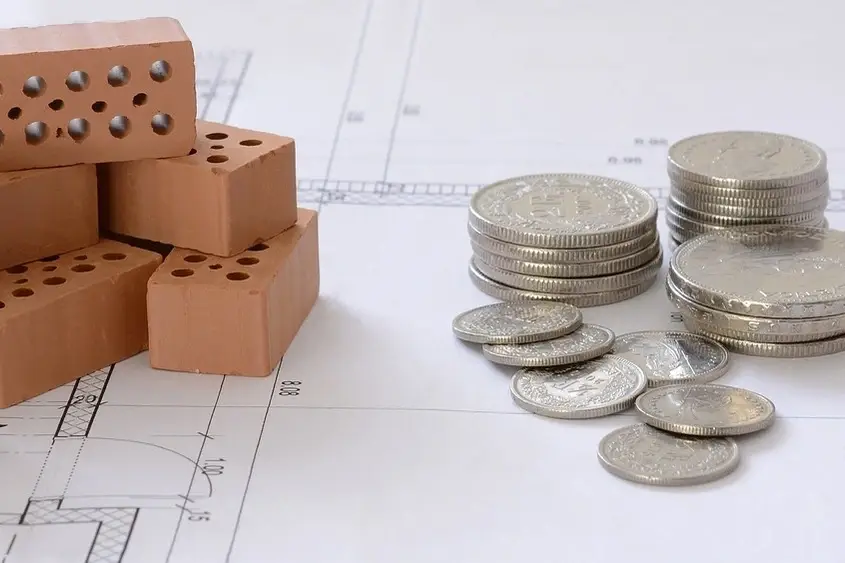 dinero y ladrillos sobre una mesa