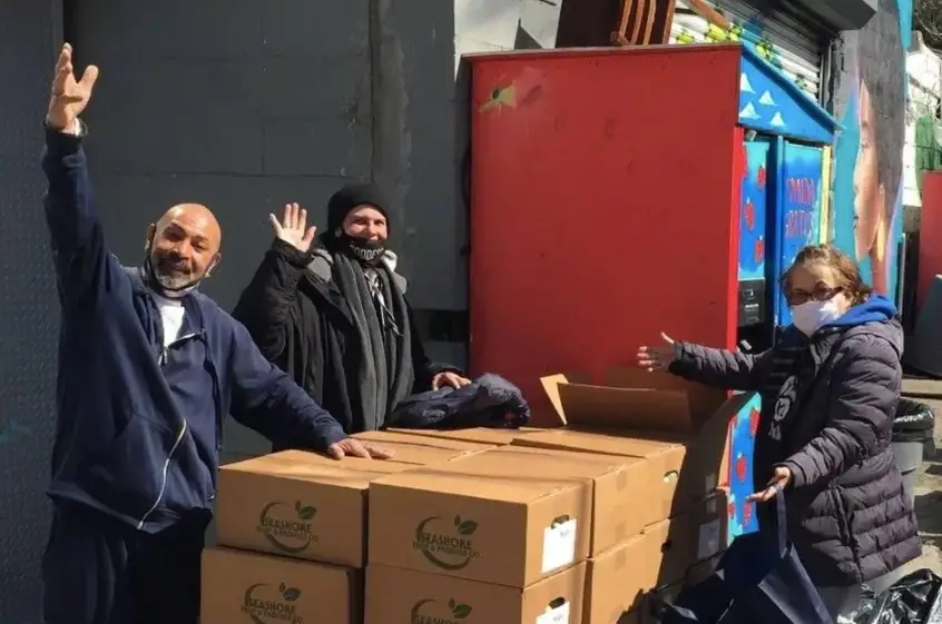 Voluntarios trabajando en refrigeradores comunitarios