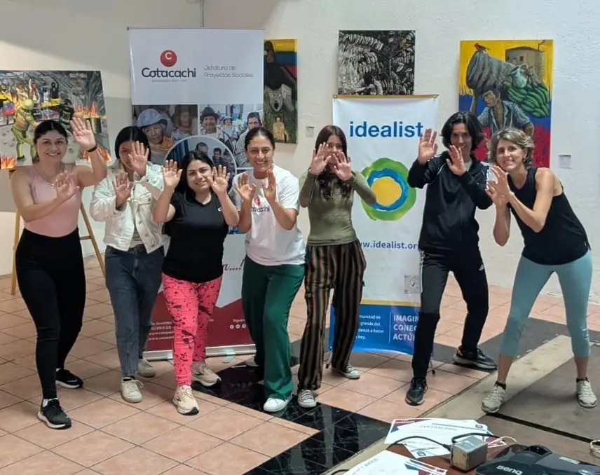 Grupo de personas practicando una pose de defensa personal