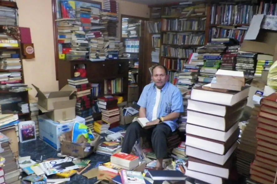 Jose Alberto Gutierrez entre libros