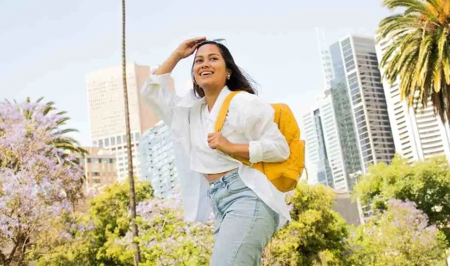 Mujer joven estudiante pasa a la vida laboral