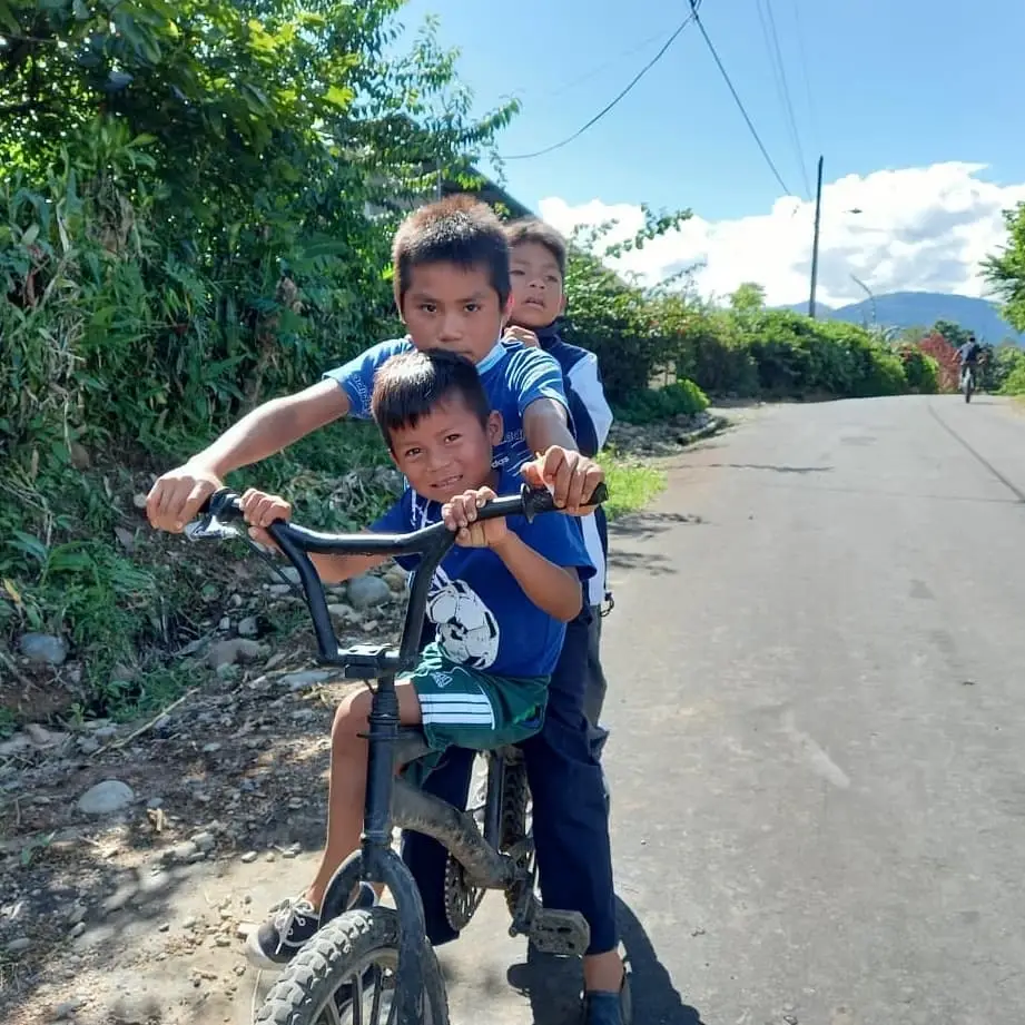 Tres niños montando bici