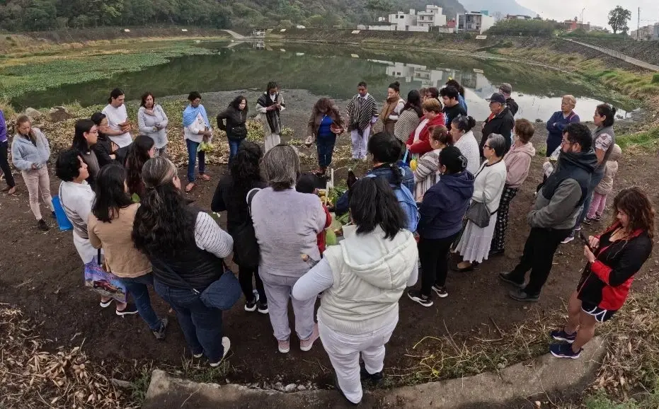 Grupo de personas realizando un ritual frente a la laguna del Chirimoyo
