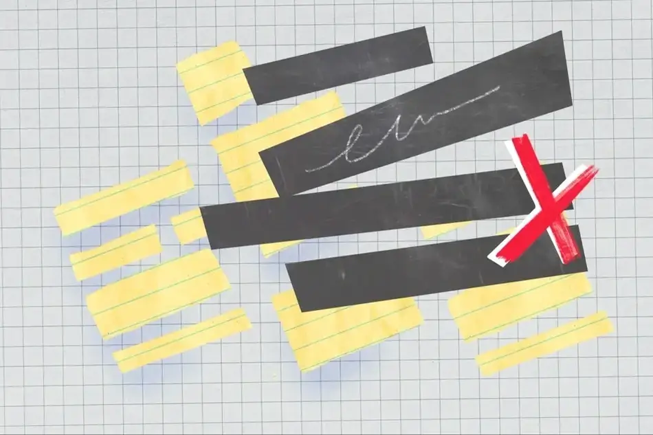 Papel quadriculado ao fundo com pedaços de papel pautado amarelado e quadro- negro com grafias em giz