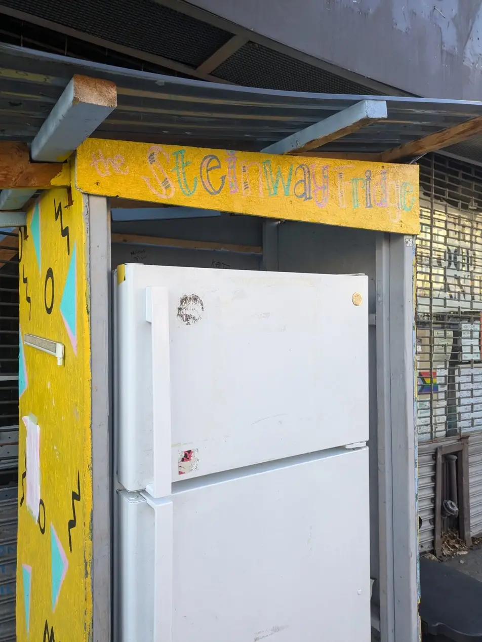 Imagem de uma geladeira comunitária em Astoria - New York