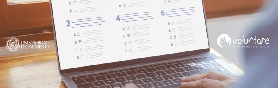 Computadora con los logos de Voluntare y la Universidad de Almería
