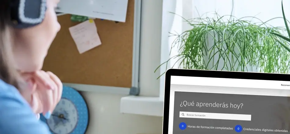 Persona delante de una pantalla con la homepage de SkillBuild