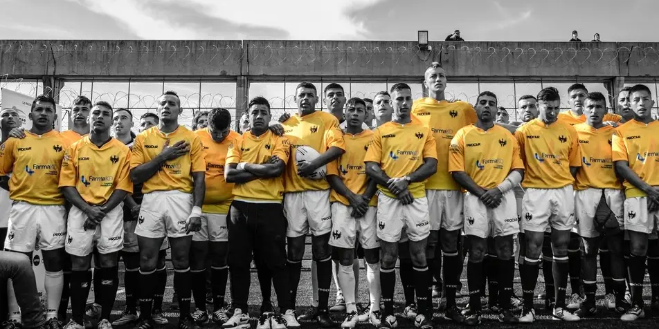 Equipo de rugby de la Fundación Espartanos vistiendo una  camiseta amarilla