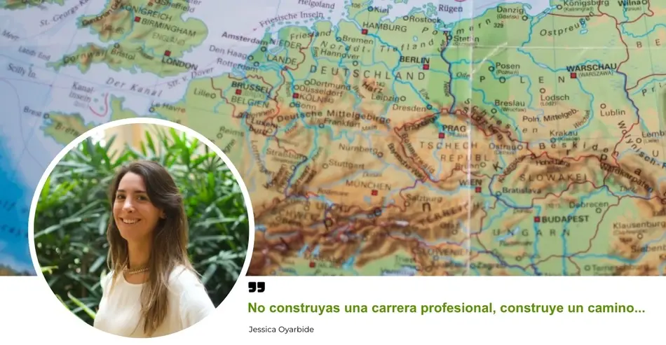 Foto de Jessica con mapa del mundo atrás