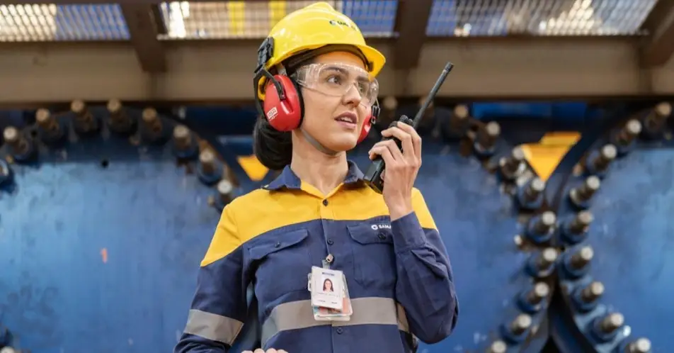 Mulher com roupa de segurança em indústria