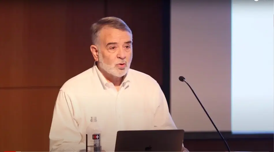 Ami Dar apresenta sobre o movimento idealista no Creative Mornings
