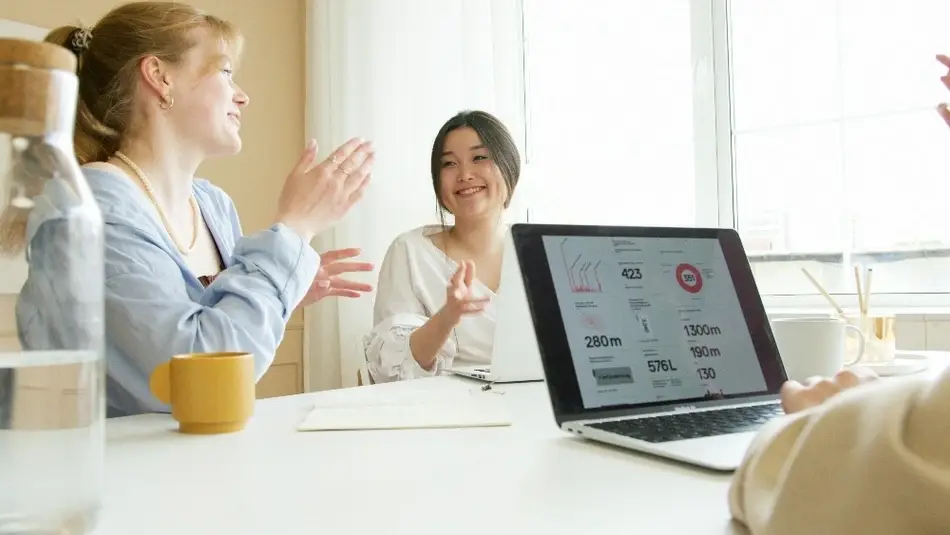 Equipo de trabajo sentado y sonriendo
