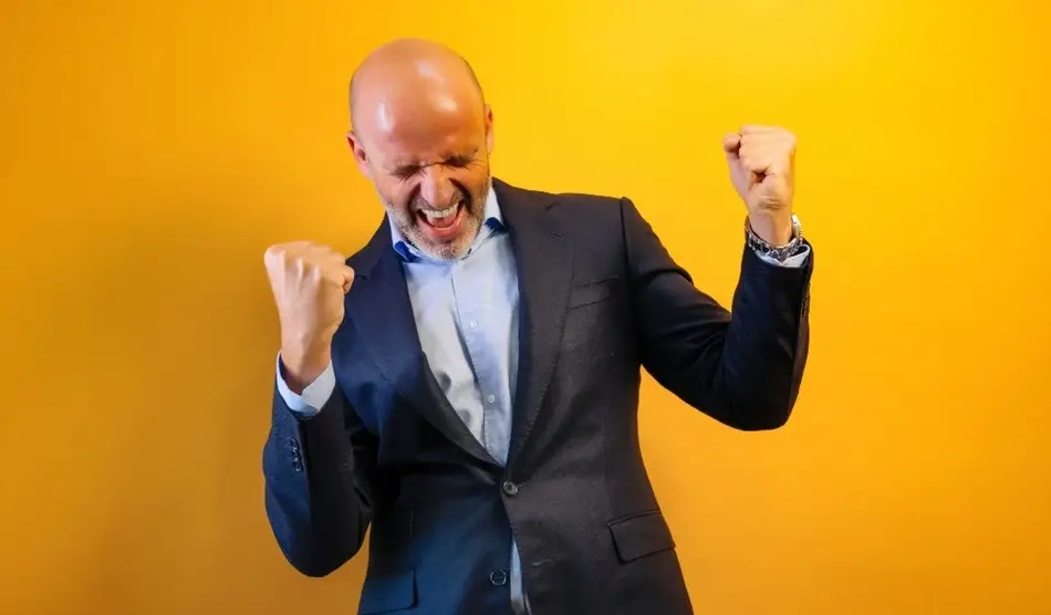 Hombre celebra eufórico