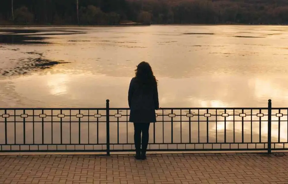 Mujer viendo un horizonte al atardecer