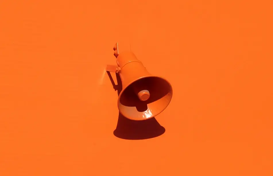 Altavoz en una pared de color naranja