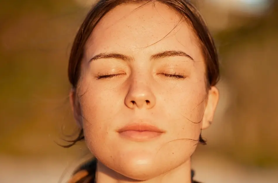 Mujer con rostro apacible