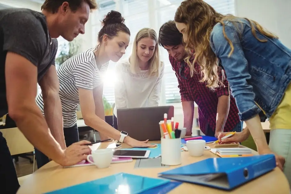Personas trabajando en grupo