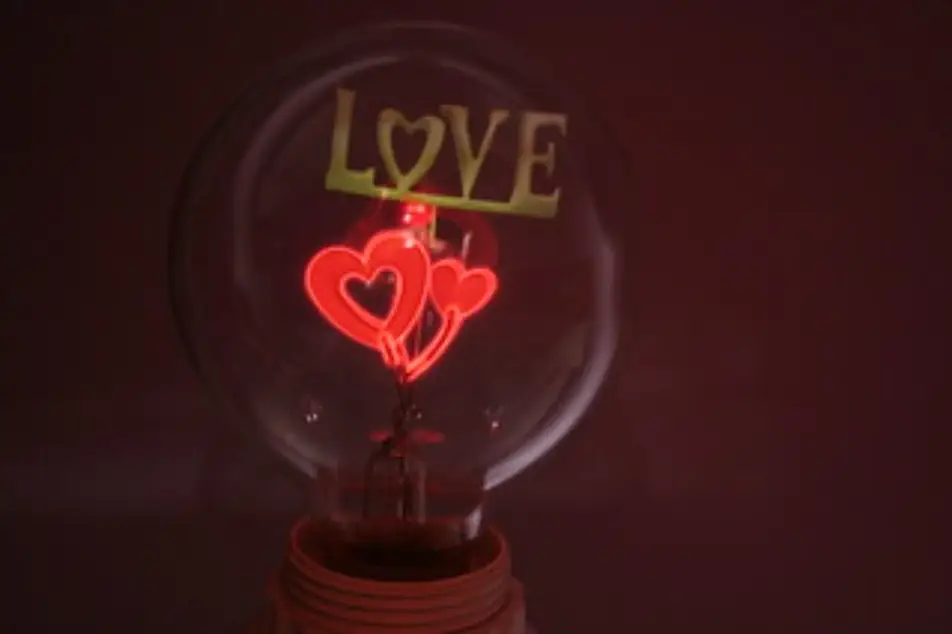 Una bombilla con un corazón que dice Love