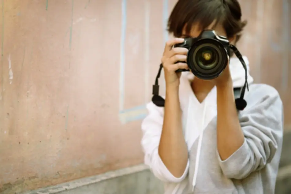 Mujer tomando una foto