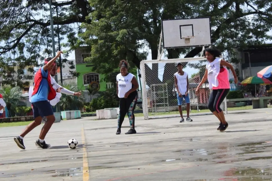 chicos y chicas jugando fútbol