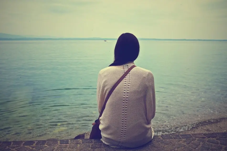 mujer mirando el horizonte