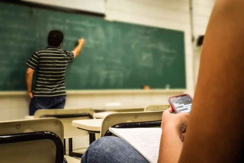 profesor en escribiendo en una pizarra