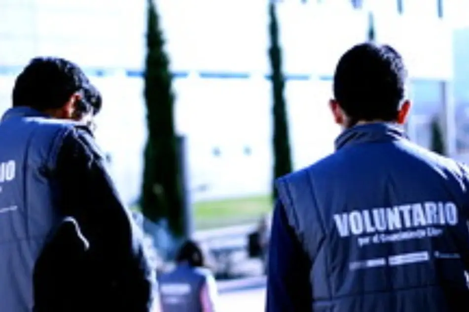 Dos voluntarios sentados