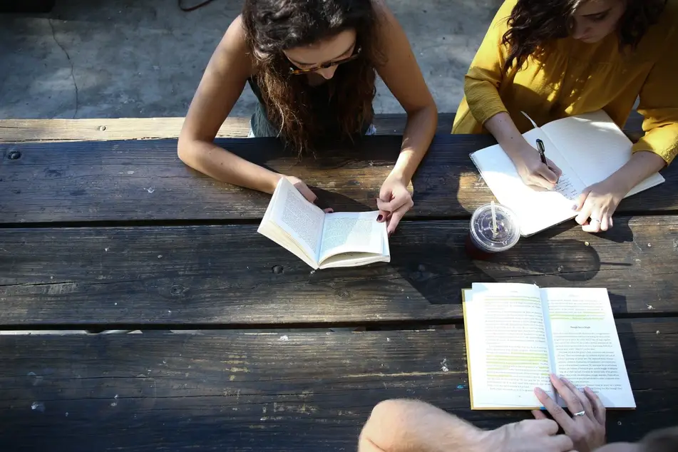 Mujeres trabajando al aire libre en ambiente relajado