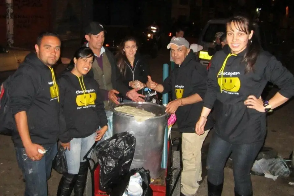 Voluntarios preparando una olla comunitaria