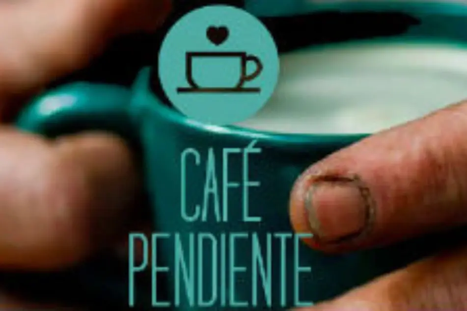 Unas manos sosteniendo una taza de café