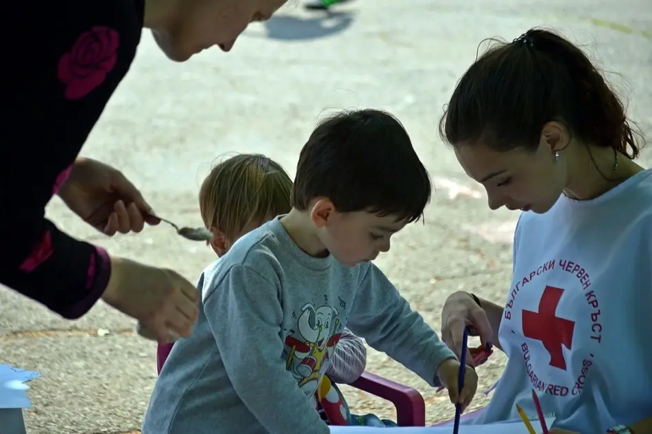 voluntaria con niños
