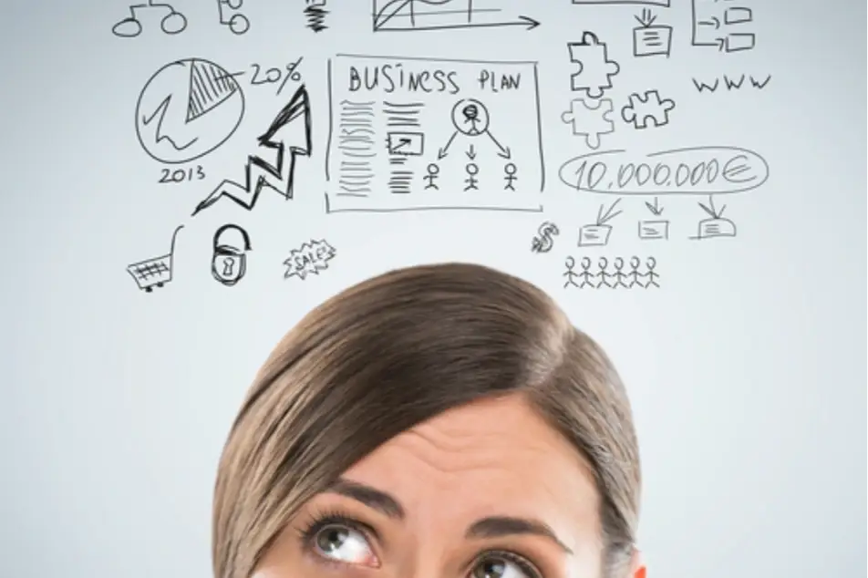 Una mujer pensando en un plan de negocios