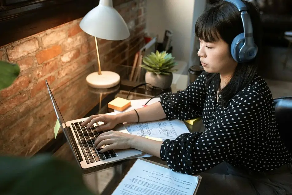 Mujeres escribiendo en una laptop
