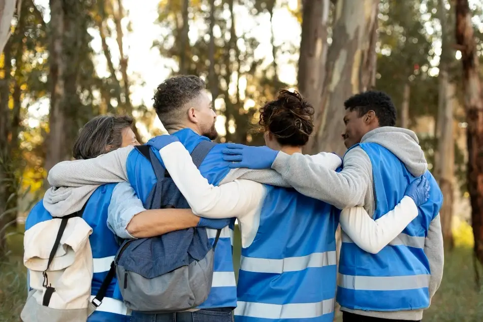 Trabajadores humanitarios se abrazan