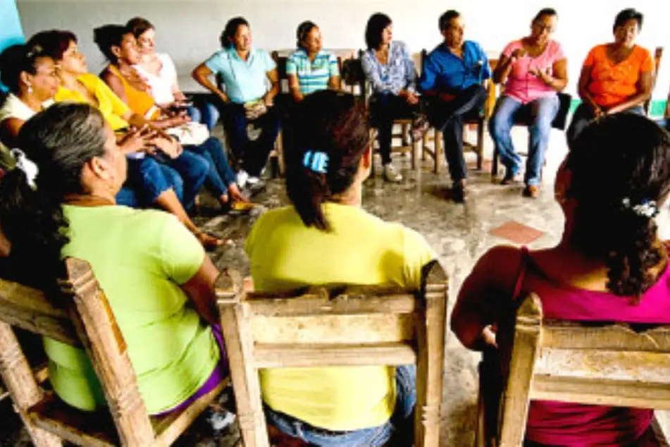 Un círculo de mujeres dialogando