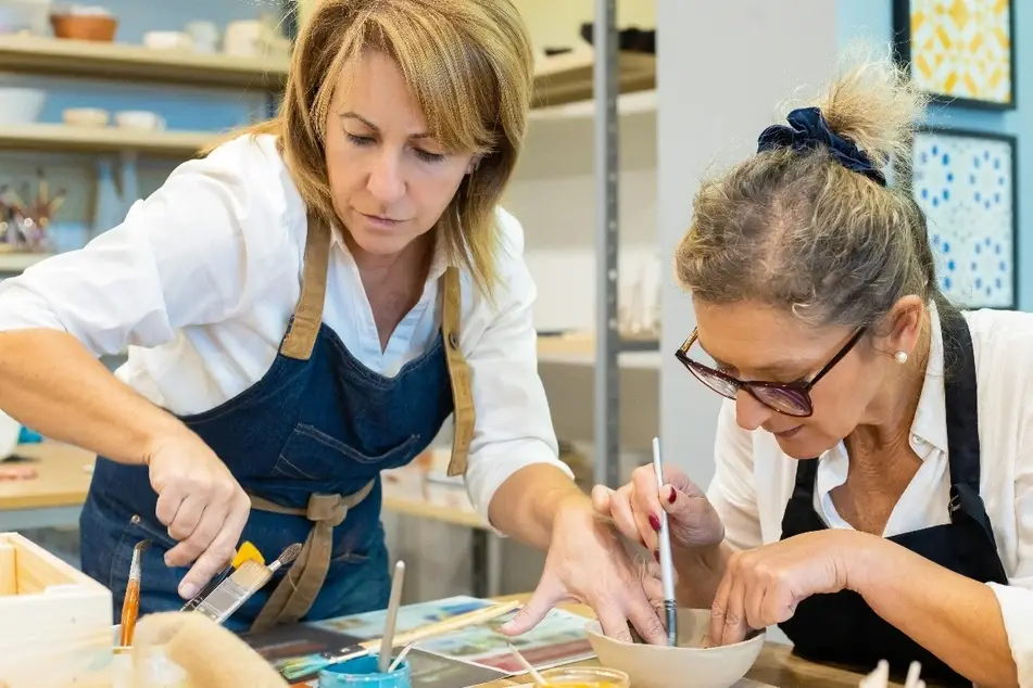 Dos mujeres haciendo cerámica