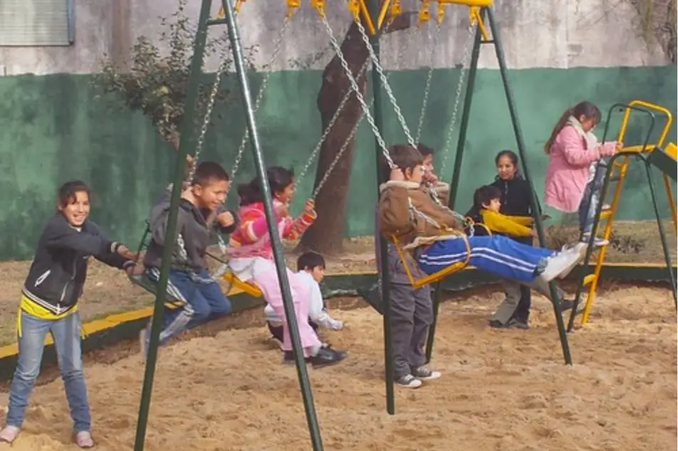 niños y niñas en columpios