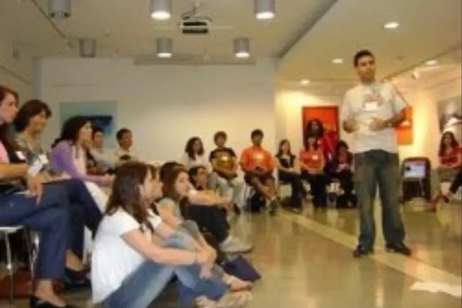 A volunteer presents to a group of other volunteers.