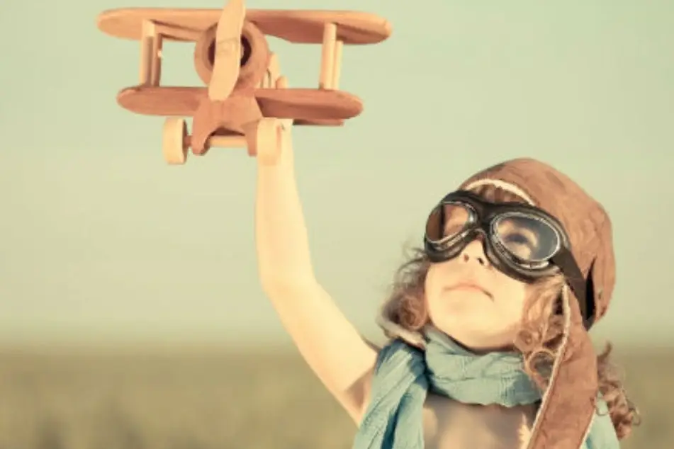Una niña disfrazada de aviador