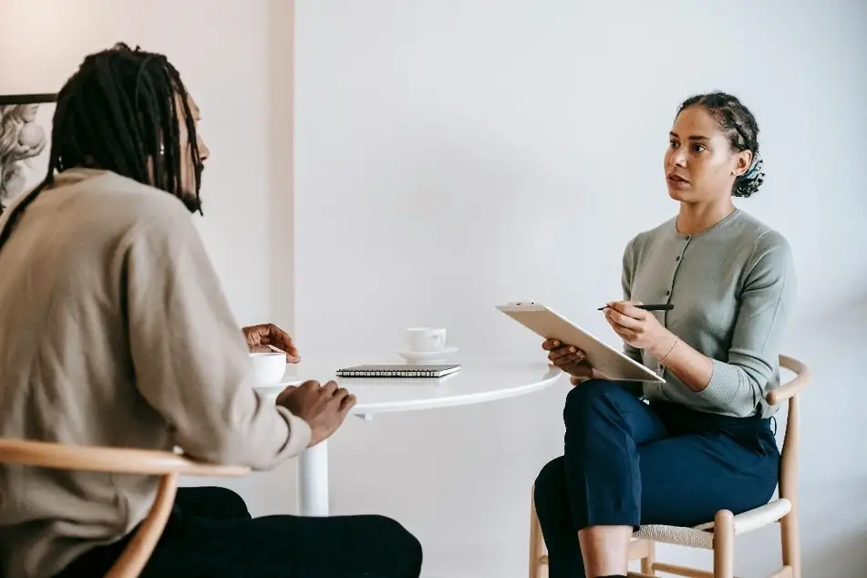 Dos personas en una entrevista de trabajo