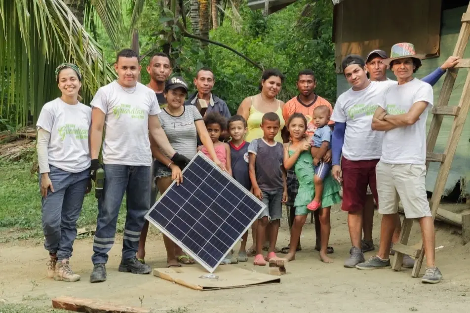 Jenife junto con el equipo de Tierra Grata trabajando con los vecinos