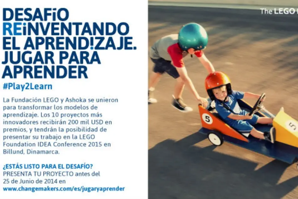 Afiche sobre el Desafío Reinventando el aprendizaje.  Se ve una foto de un niño empujando a otro en un carrito de juguete