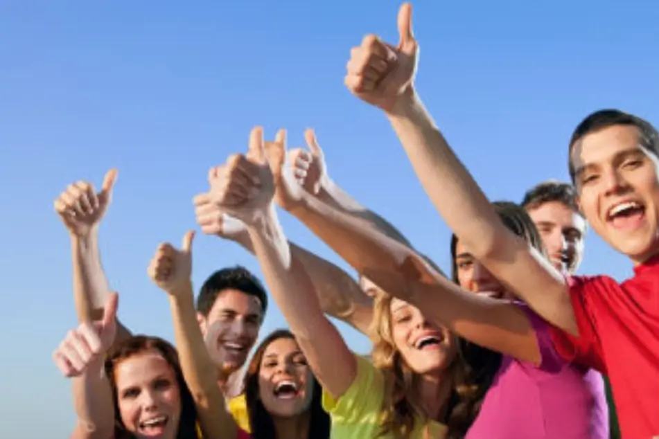 Un equipo de jóvenes sonreídos