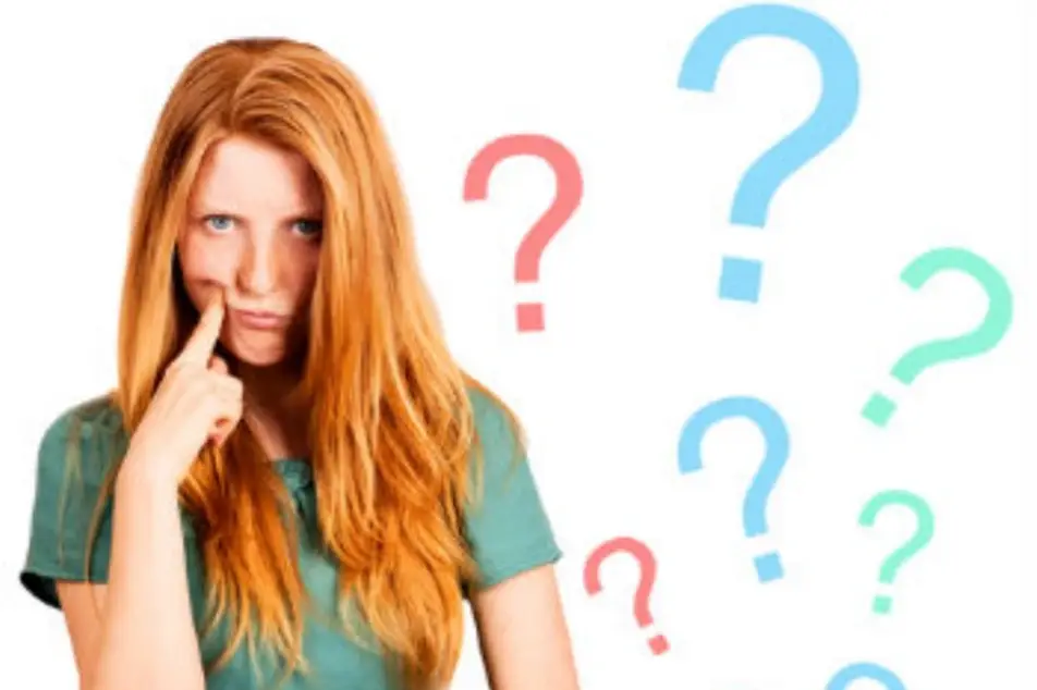 Mujer con cara de duda y varios signos de interrogación alrededor de ella