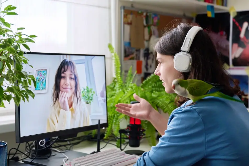 A woman teaches English virtually from home.